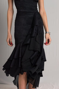 Black squared faux-corset bodice thick straps and a mermaid-style silhouette dress